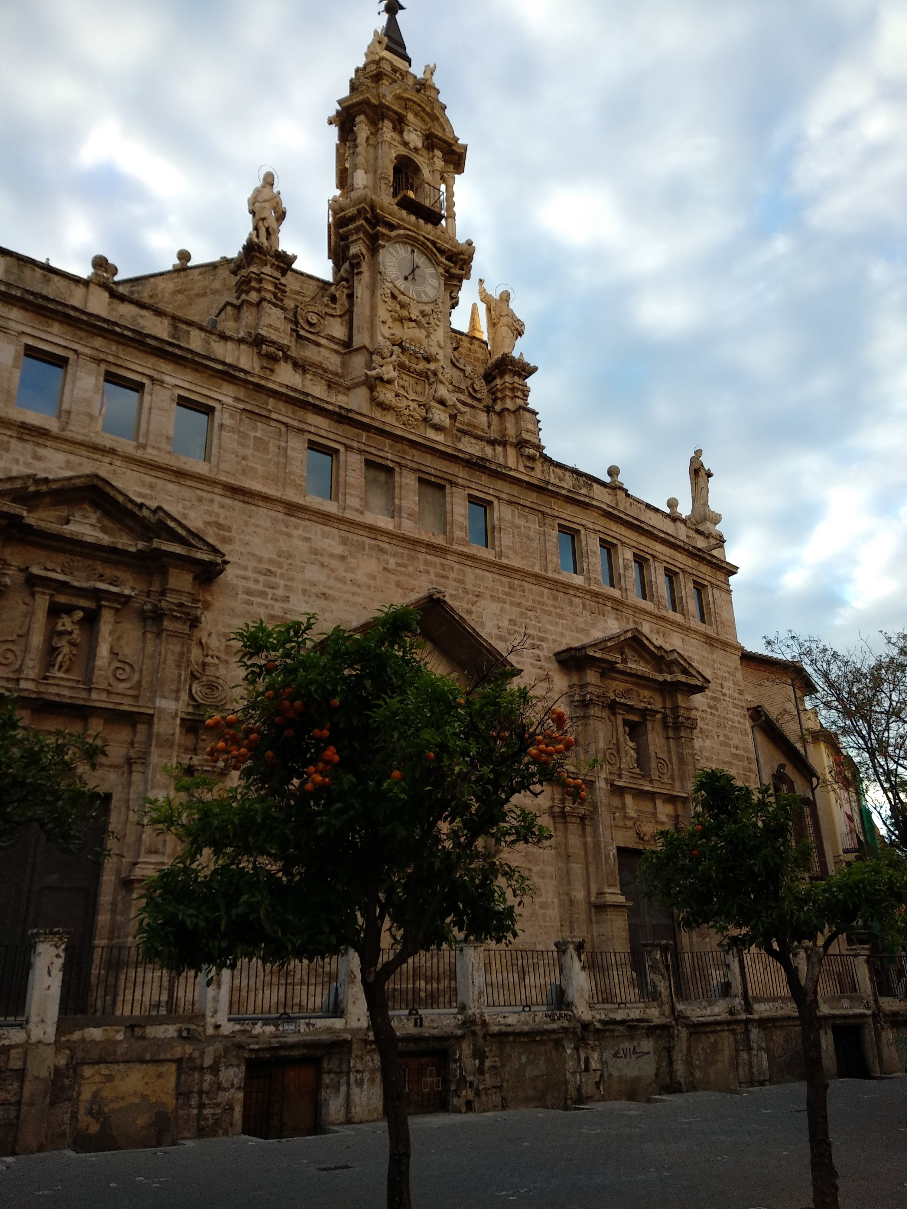 Kościół z drzewem pomarańczowym