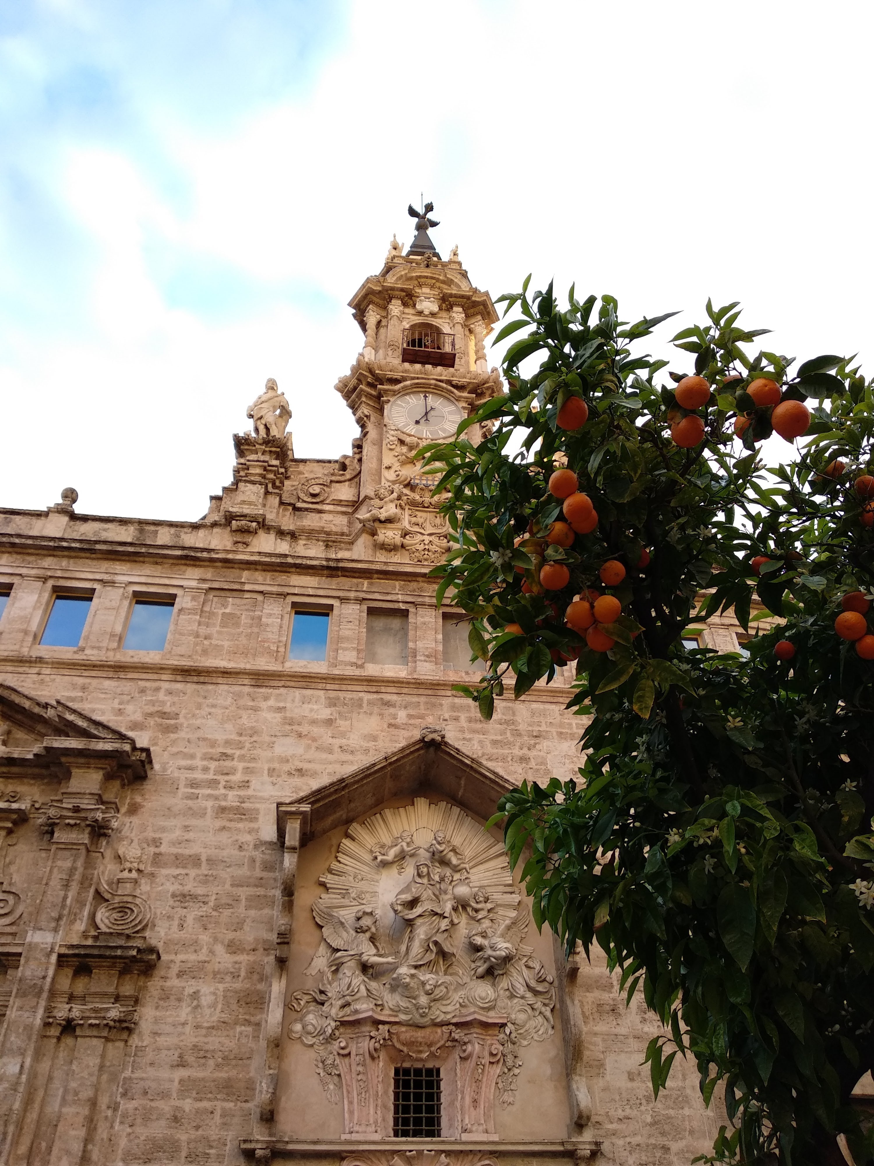 Kościół z drzewami pomarańczowymi